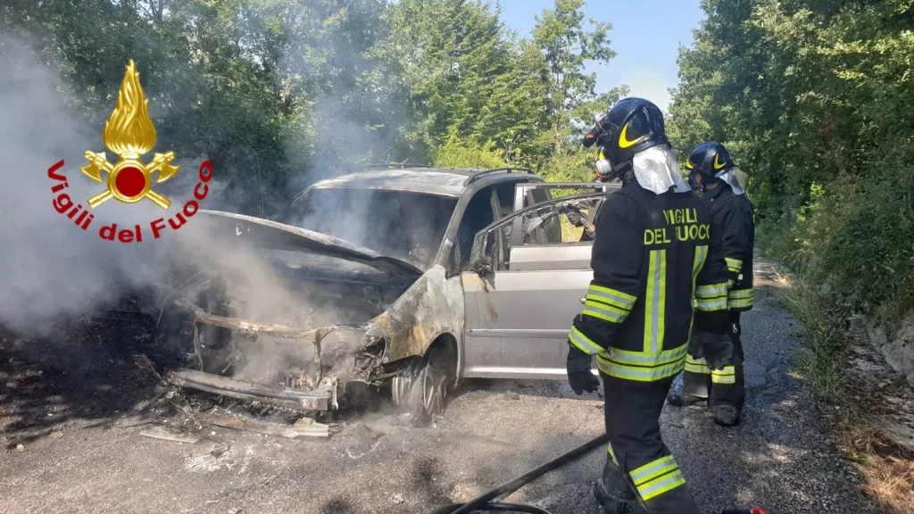 incendio-lioni-auto-fiamme-civita-superiore