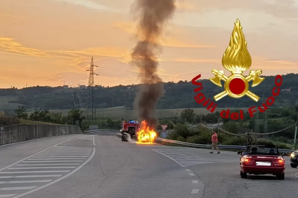 santangelo-dei-lombardi-auto-fiamme