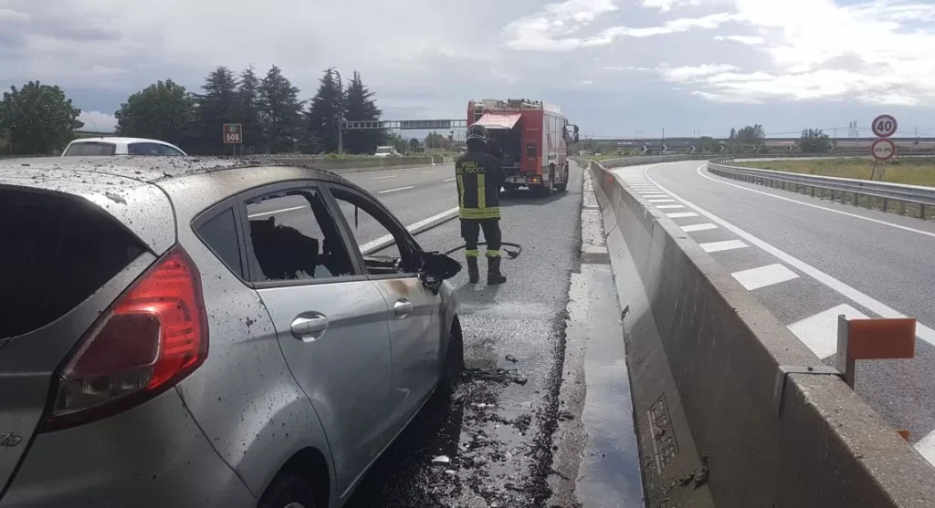 marcianise-auto-fiamme-autostrada-28-settembre