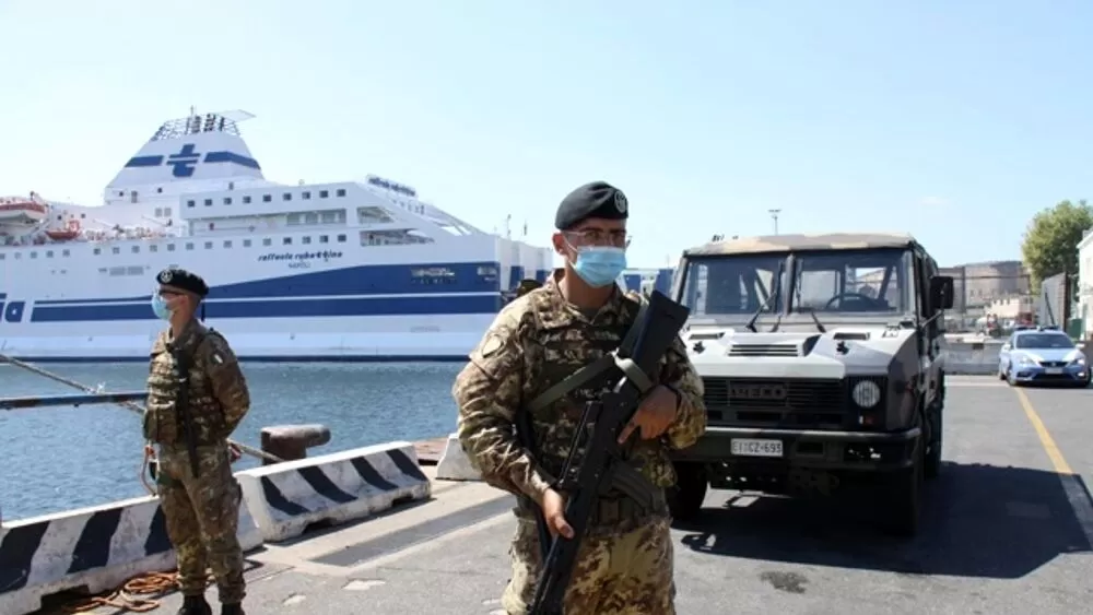 porto-napoli-turista-cade-mare-salvato-esercito