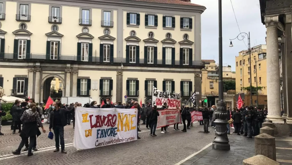 napoli-scontri-polizia-disoccupati-piazza-martiri