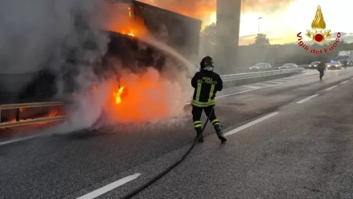 mirabella-eclano-camion-fiamme-autostrada