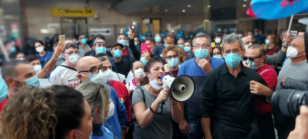 napoli-protesta-operai-whirlpool-stazione-treni-fermi