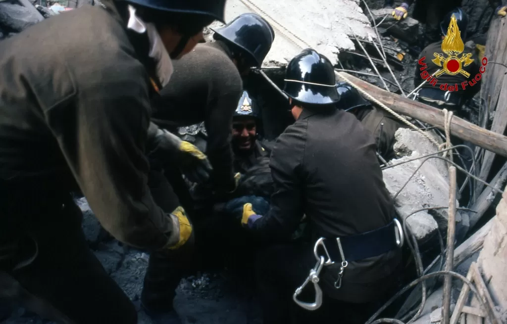 terremoto-1980-ricordo-vigili-del-fuoco-avellino