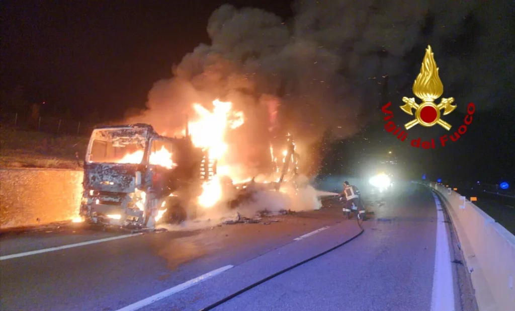 incendio-camion-a16-napoli-canosa-vallata