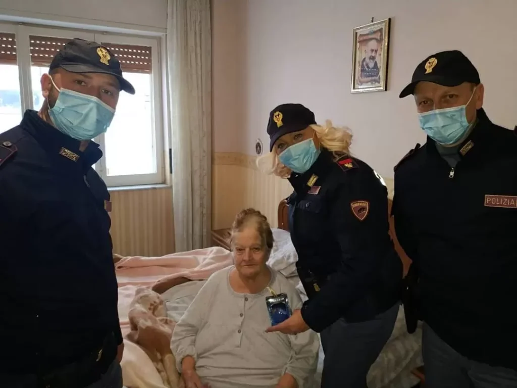 napoli-casa-ospedale-anziana-visita-poliziotti-natale