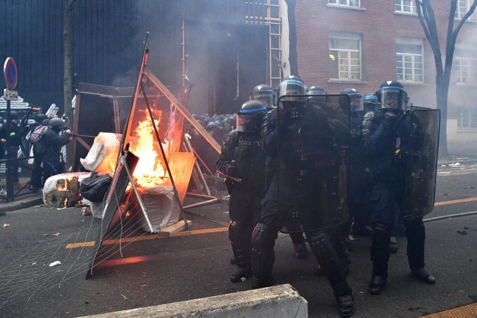 francia-proteste-contro-legge-sicurezza-scontri-parigi