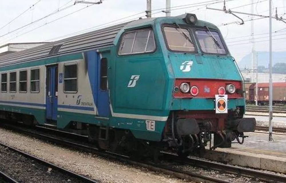 napoli-litiga-capotreno-macchinista-sassi-convoglio