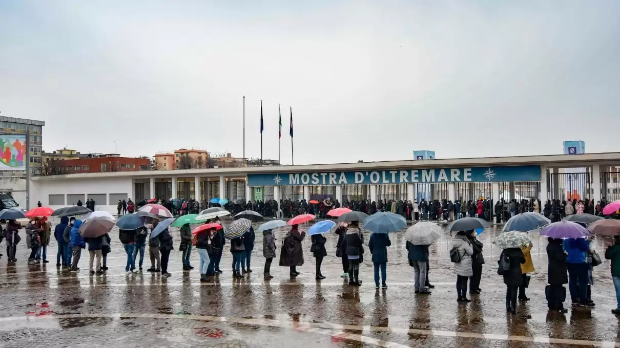 napoli-medici-fila-vaccino-mostra-doltremare