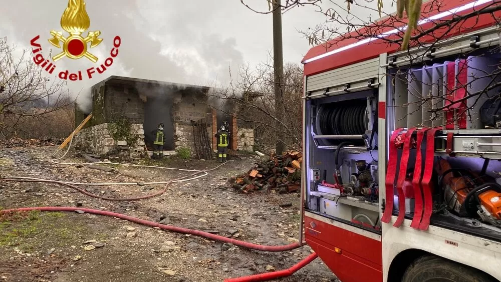 forino-fiamme-deposito-legna-10-gennaio