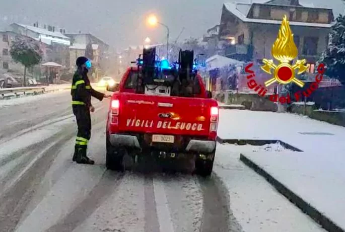 neve-irpinia-interventi-vigili-fuoco-auto-bloccate