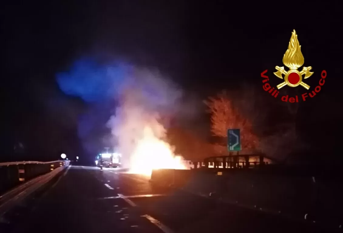 incendio-auto-a-16-napoli-canosa