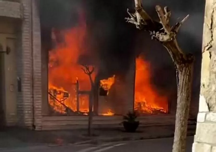 incendio-macerata-campania-distrutta-cartoleria