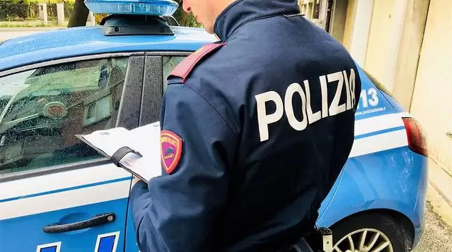 napoli-vede-polizia-fuga-gettando-droga