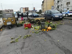 venditori-abusivi-frutta-verdura-barra-napoli-video