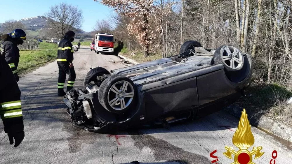 incidente-pietradefusi-auto-ribalta-24-febbraio