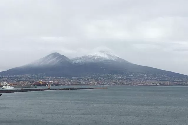 napoli-vesuvio-imbiancato-neve-foto