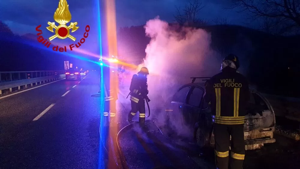 auto-avvolta-fiamme-a16-8-febbraio