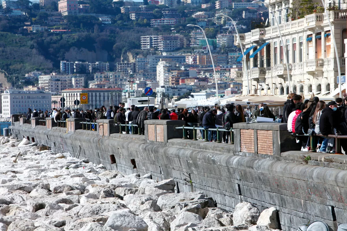 covid-troppa-folla-napoli-transenne-lungomare