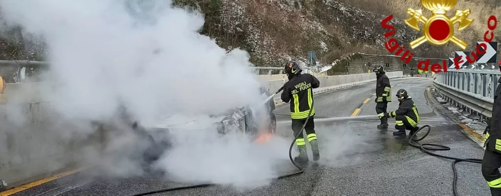 paura-a16-auto-fiamme-monteforte-15-febbraio