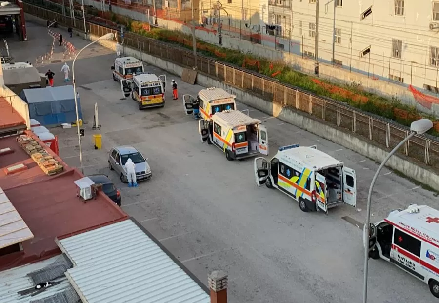 covid-napoli-emergenza-cardarelli-castellammare-ambulanze-barelle