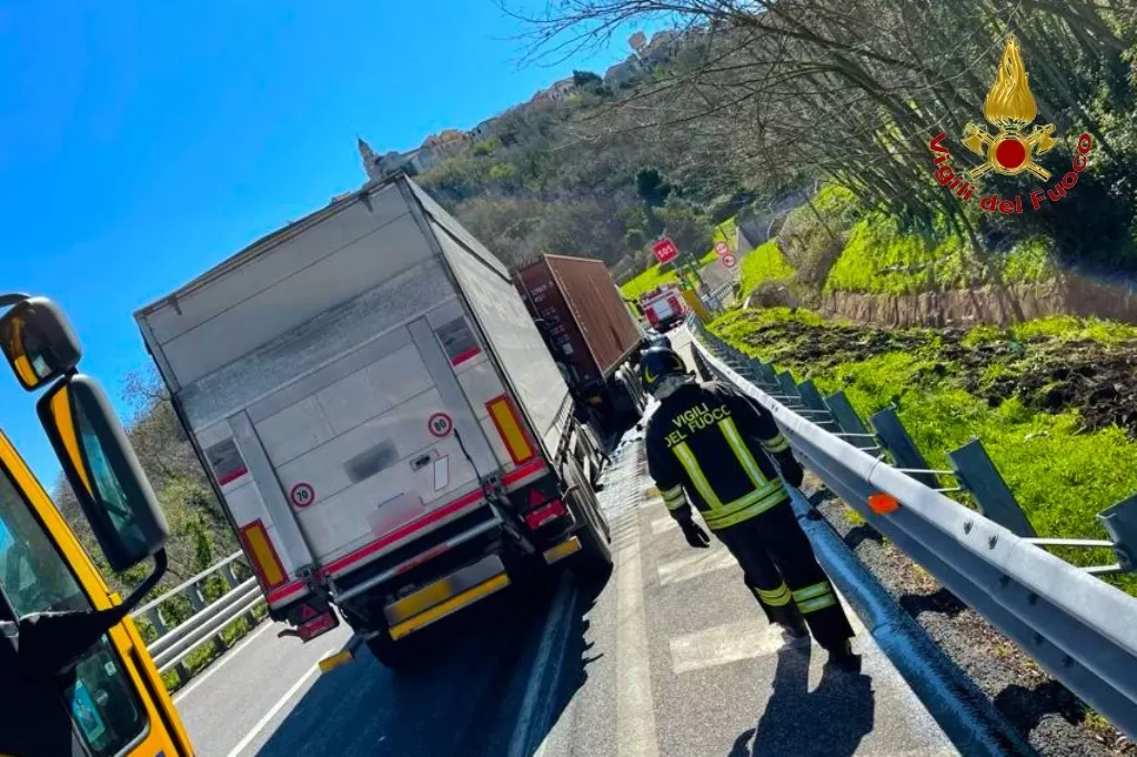 incidente-a16-napoli-canosa-scontro-autocarri-16-marzo