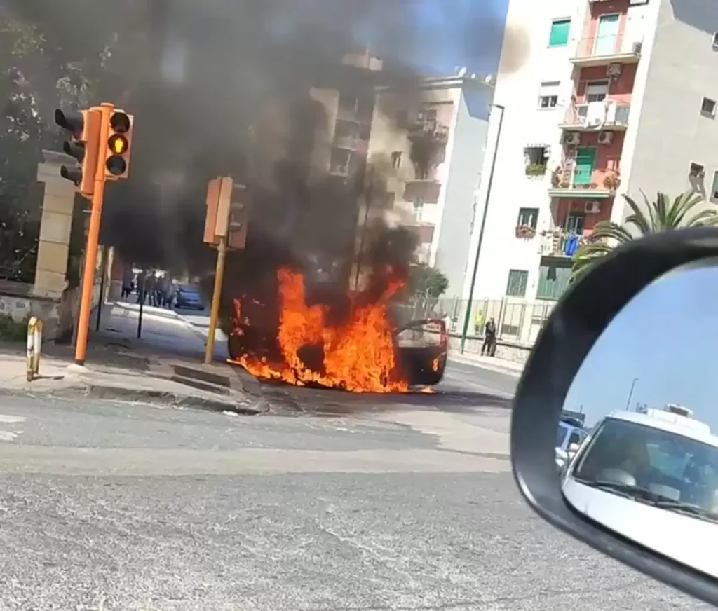 incendio fuorigrotta auto