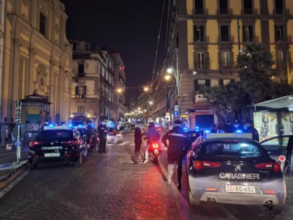 musica-balli-piazza-dante-napoli-25-multati-carabinieri