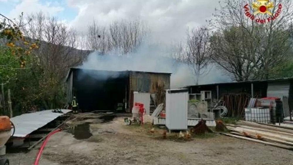 quindici-deposito-fiamme-intervengono-vigili-fuoco-7-aprile