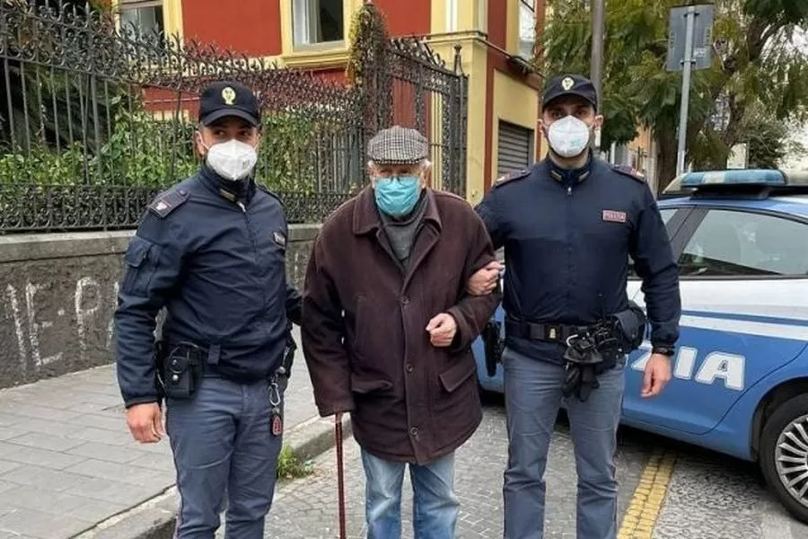 napoli-anziano-accompagnato-poliziotti-vaccino