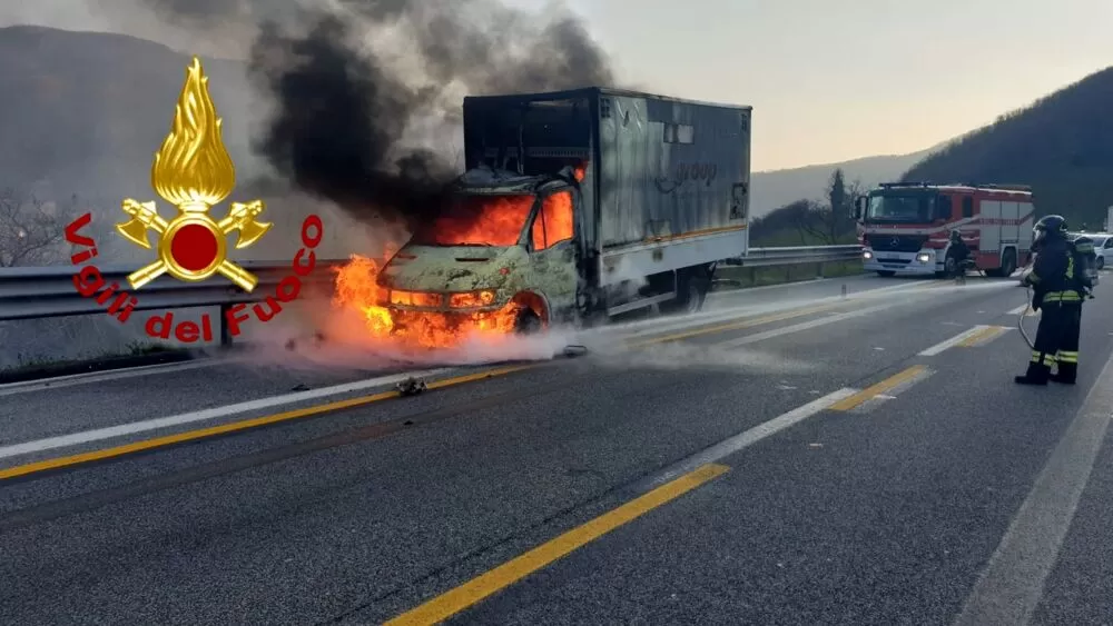 autocarro-fiamme-a16-ntervento-vigili-fuoco-1-aprile