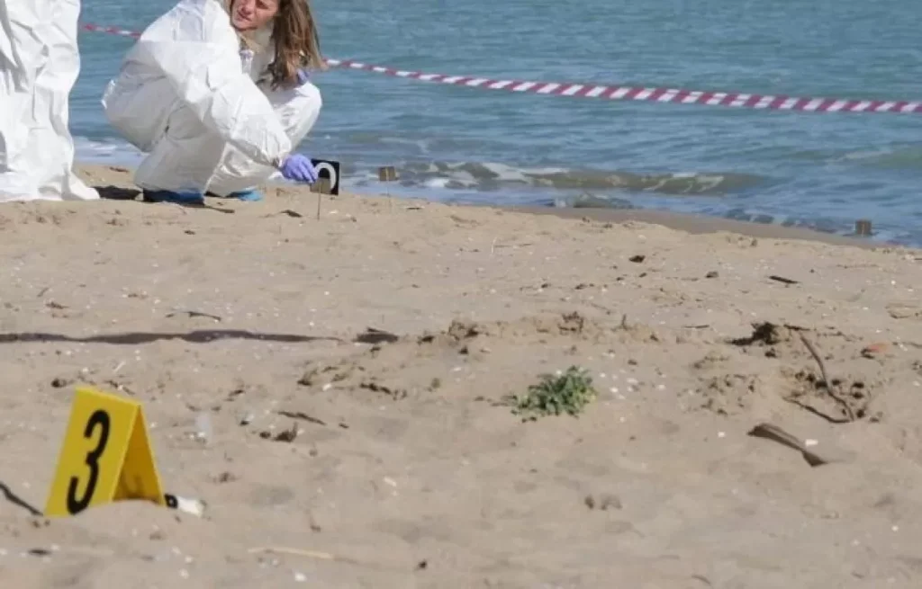 cadavere-spiaggia-torregaveta-anziano-6-aprile