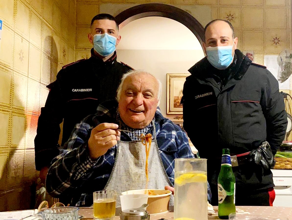 carabinieri-portano-cena-casa-anziano-roma