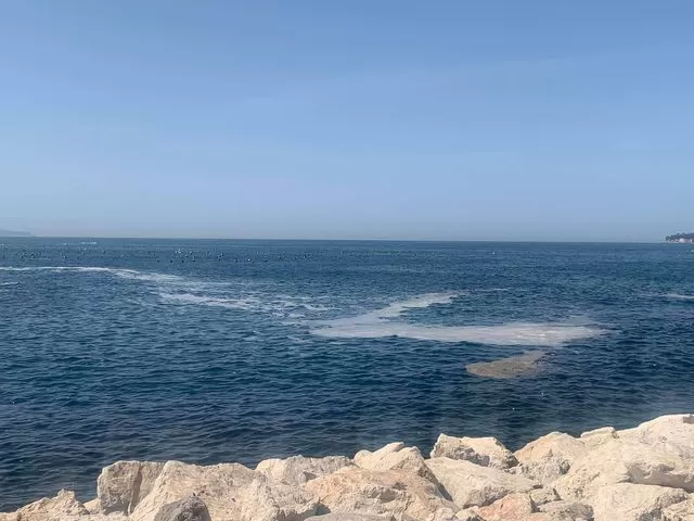 napoli-schiuma-mare-via-caracciolo