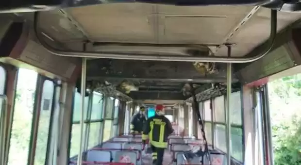 circumvesuviana-incendio-treno-boscoreale-pompei-14-maggio