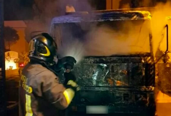 quadrelle-autocarro-fiamme-notte-indagini-corso