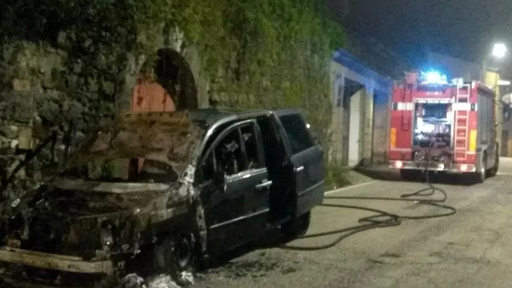 incendio-roccamonfina-auto-fiamme-2-maggio