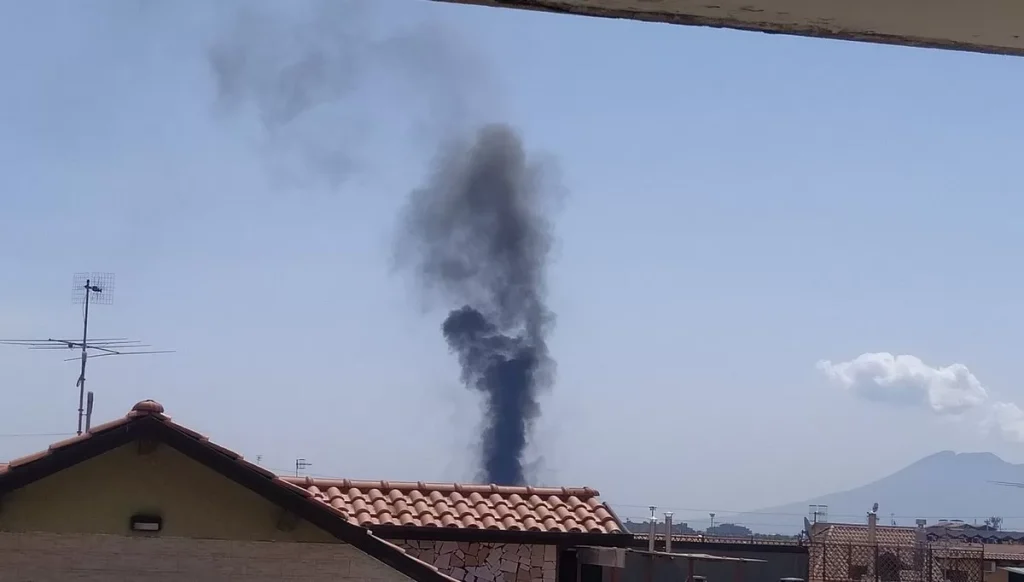 incendio-scampia-mugnano-oggi-cosa-succede-auchan