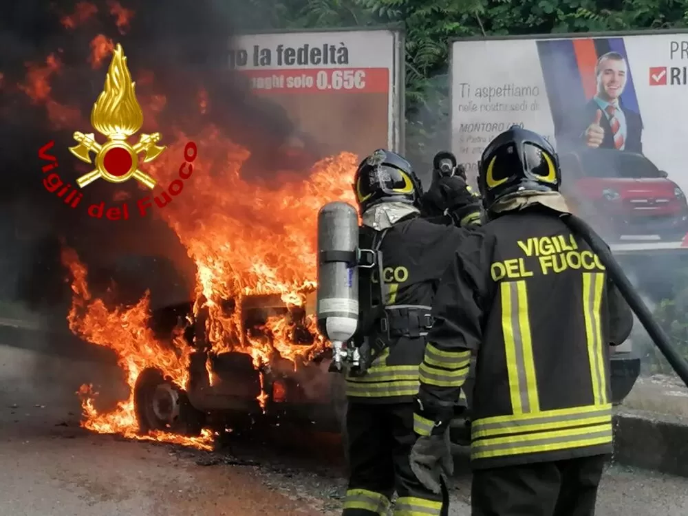 montoro-fiamme-auto-transito-vigili-fuoco-16-giugno