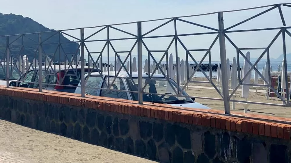 bacoli-auto-parchegiate-spiaggia-denuncia