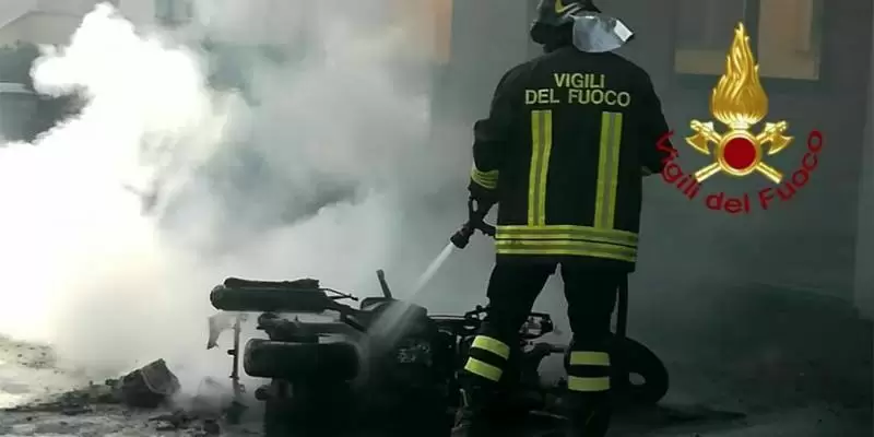 incidente-casagiove-scooter-fiamme