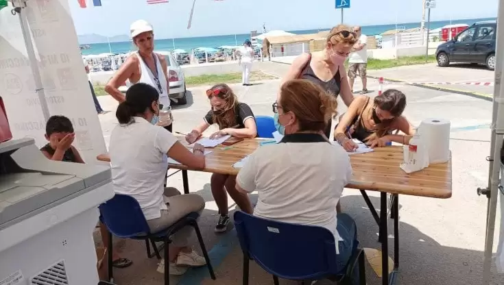 asl-napoli-2-vaccini-spiaggia