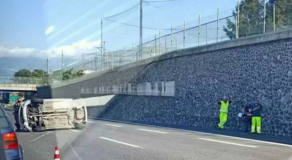 incidente-autostrada-auto-ribaltata-torre-annunziata