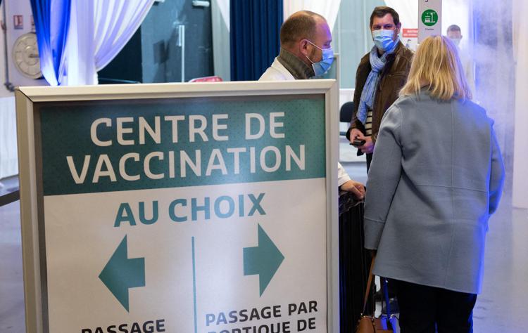 francia-macron-boom-prenotazioni-vaccini-obbligo