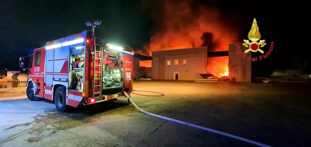 incendio-deposito-rifiuti-pontelatone-24-luglio