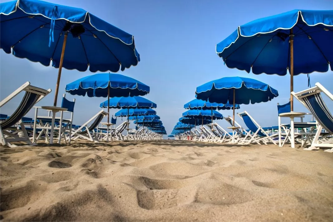 spiagge-libere-bacoli-ombrelloni-sdraio-sequestrati