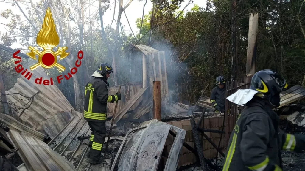 casolare abbandonato fiamme