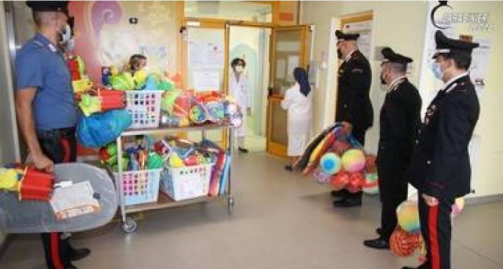 lecce-carabinieri-regalano-giocattoli-bambini-oncoematologia