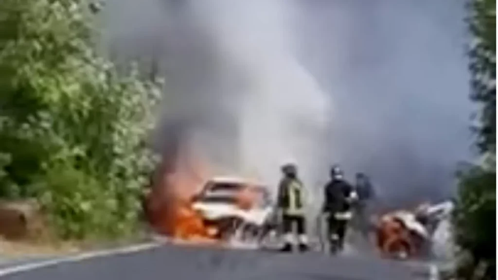 frontale auto prendono fuoco