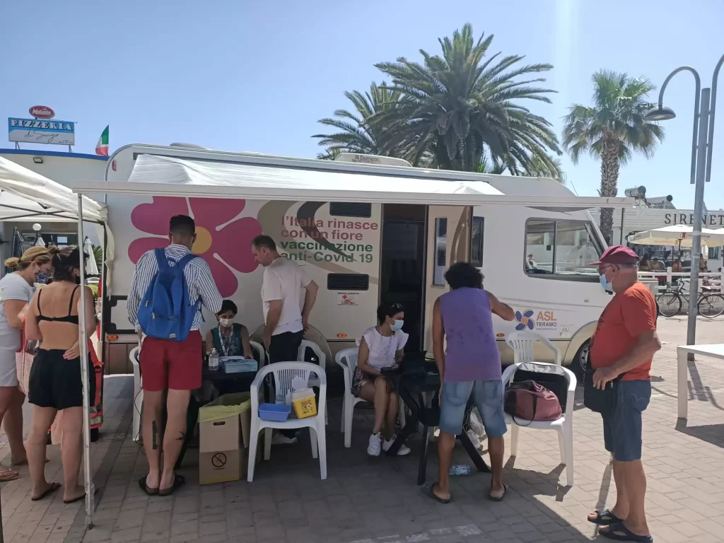 caserta-vaccino-covid-spiaggia-truck